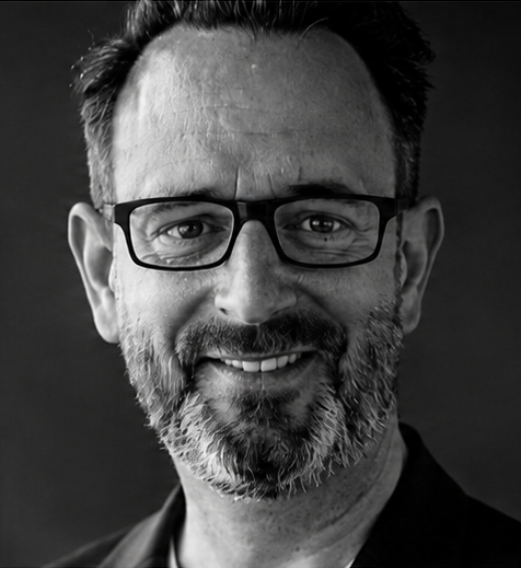 Daniel Brick, Schwarz-Weiß-Portrait